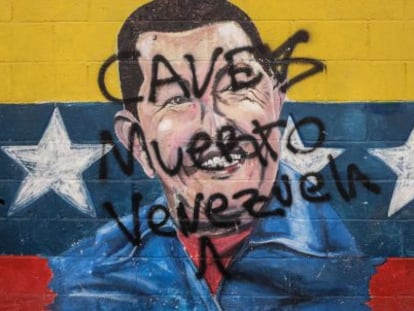 Un grafiti sobre el difunto presidente venezolano, Hugo Chavez.