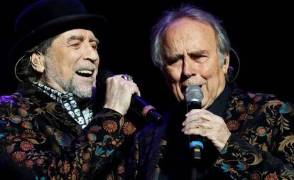 Joaquín Sabina y Joan Manuel Serrat, anoche durante su concierto en Madrid.