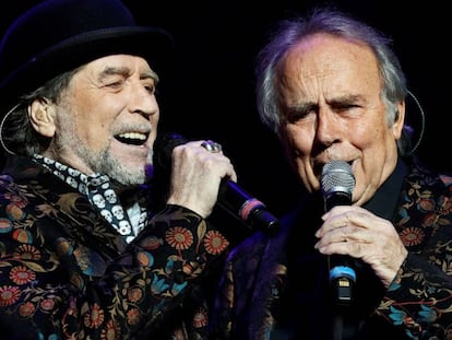 Joaquín Sabina y Joan Manuel Serrat, anoche durante su concierto en Madrid.