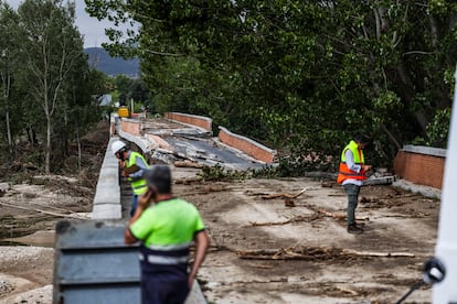 Varios operarios trabajan el pasado jueves en uno de los puentes de Aldea del Fresno, Madrid, destruidos por la Dana. 