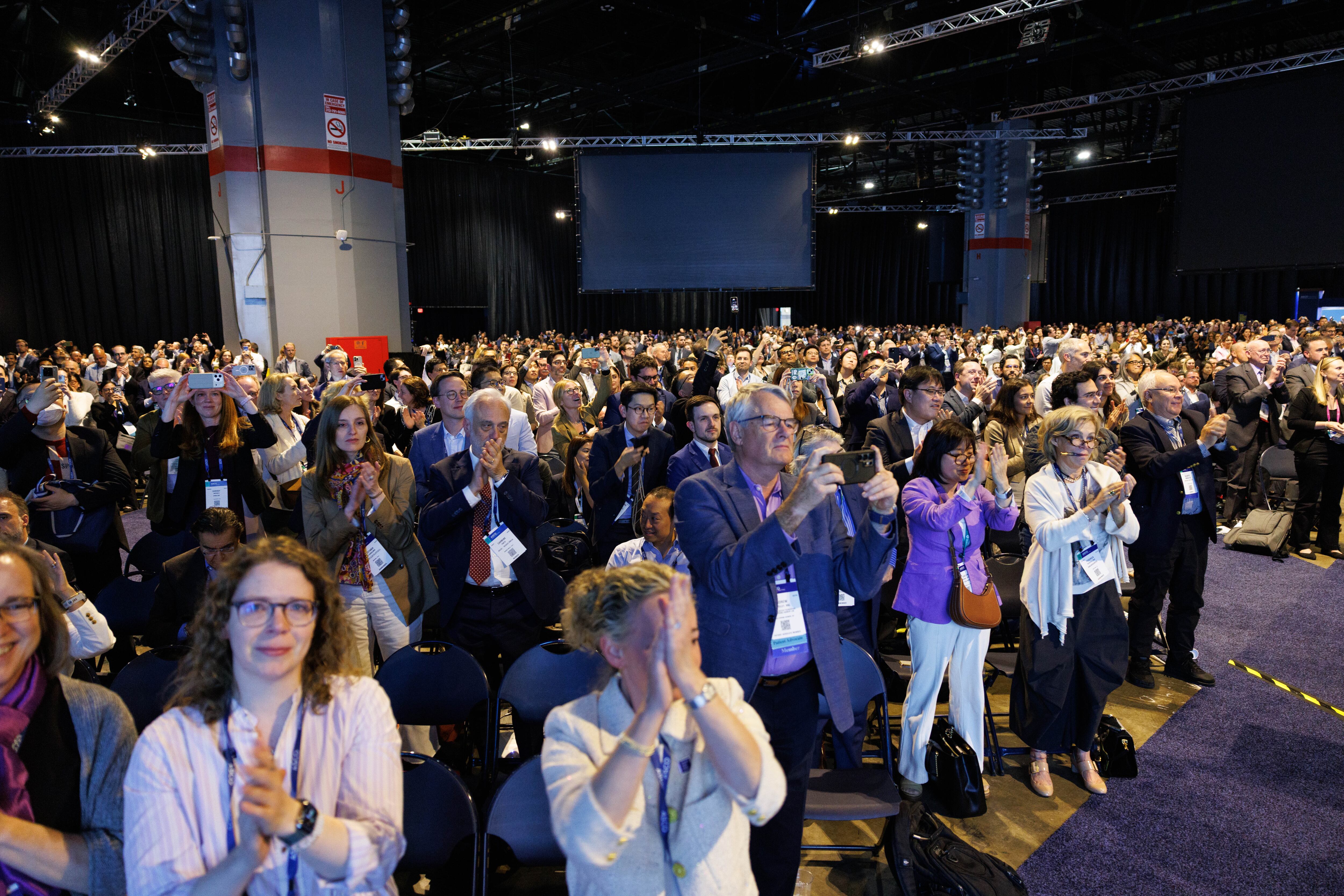 Aplausos de los asistentes a una de las sesiones plenarias del congreso de la Sociedad Estadounidense de Oncología (ASCO, por sus siglas en inglés), celebrado el pasado mayo en Chicago (Estados Unidos)
