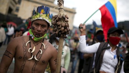 Un hombre colombiano indígena participa en una protesta contra las políticas del presidente Iván Duque durante un encuentro indígena llamado Minga en Bogotá, Colombia, el 21 de octubre de 2020.