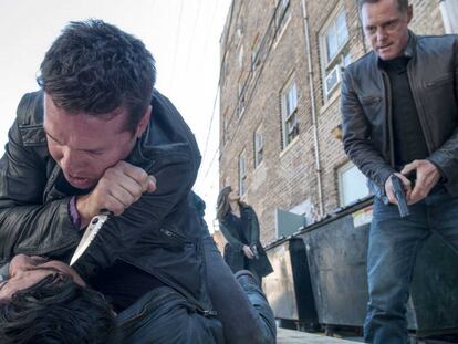 Jon Seda como Antonio Dawson y Jason Beghe como Hank Voight, en una escena de la serie.