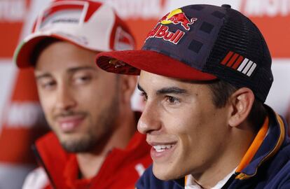Márquez responde a las preguntas en la conferencia de prensa ante la mirada de Dovizioso.