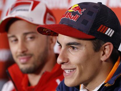 Márquez responde a las preguntas en la conferencia de prensa ante la mirada de Dovizioso.