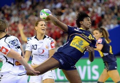 Alexandrina Barbosa dispara a portería, durante el partido.