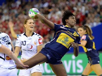 Alexandrina Barbosa dispara a portería, durante el partido.