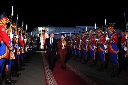 El presidente ruso, Vladímir Putin, a su llegada al aeropuerto de Ulán Bator (Mongolia), este lunes. 