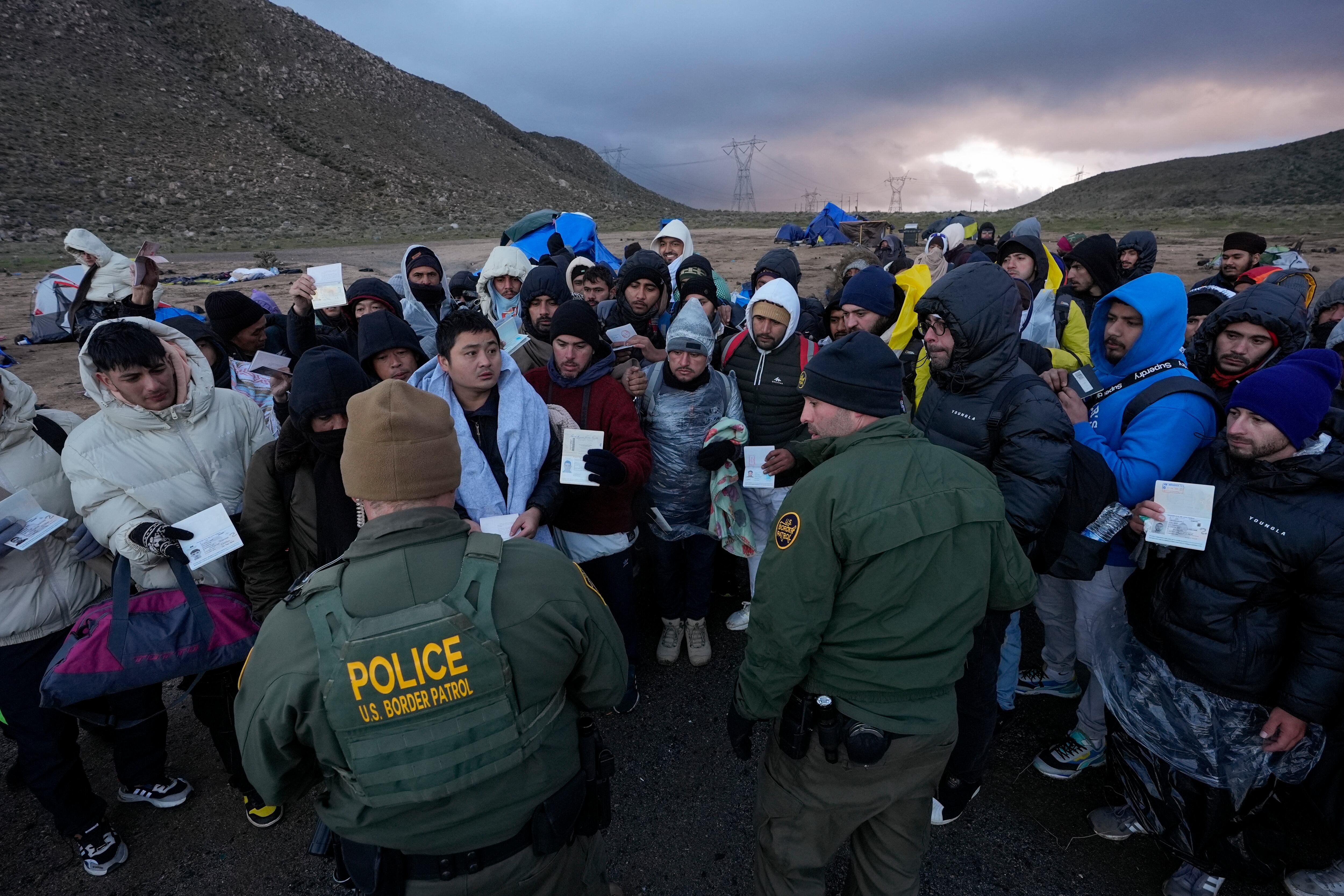 Migrantes hablan con agentes de la Patrulla Fronteriza en busca de asilo, en febrero de este año en California.