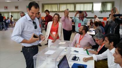 Ignacio Aguado, durante su votación en un colegio de Alcobendas.