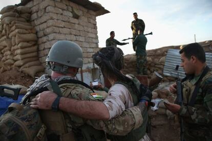 Un grupo de Pesmergas kurdos posan con un ex marine de EE UU en Telskuf, al norte de Irak.