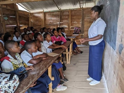 Thérèse Cito dirige un encuentro del Club Maisha, en la escuela de secundaria La Lune, en la comunidad de Bagira de la ciudad de Bukavu, en el este de la República Democrática del Congo, el 27 de febrero.