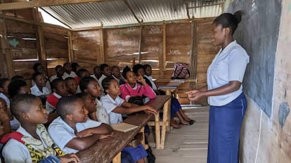 Thérèse Cito dirige un encuentro del Club Maisha, en la escuela de secundaria La Lune, en la comunidad de Bagira de la ciudad de Bukavu, en el este de la República Democrática del Congo, el 27 de febrero.