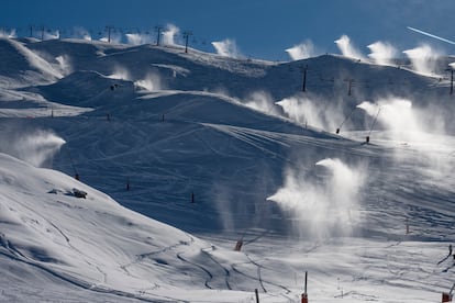 La nieve es a la montaña lo que la arena a la costa: un complemento natural que debido a su escasez y demanda también puede ser artificial.