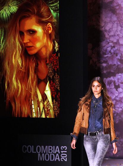 Una modelo presenta una creación de Pasarela Rapsodia durante la Colombiamoda fashion show en Medellin.