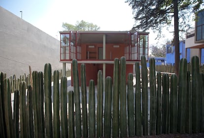 Imagen desde la calle de la fachada de la Casa O'Gorman. En primer término, la cerca de cactus órgano que rodea el terreno.