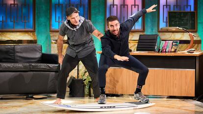 El presentador David Broncano junto a Aitor Francesena, campeón de surf adaptado, durante el primer programa de La revuelta en TVE.