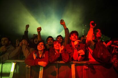 Euforia entre el p&uacute;blico durante el concierto de Los Planetas.