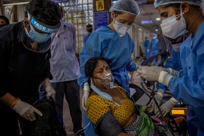 El personal del hospital de Nueva Delhi atiende a una paciente enferma de covid-19 en una sala de urgencias, el 29 de abril de 2021.
