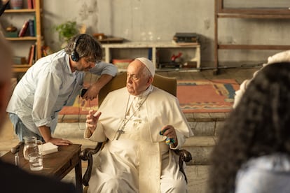Jordi Évole, con el papa Francisco durante la grabación del documental.