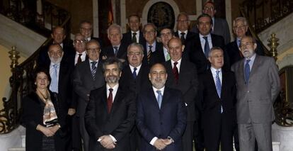 Magistrados del Supremo y del Constitucional posan antes de la primera reunión entre ambos tribunales.