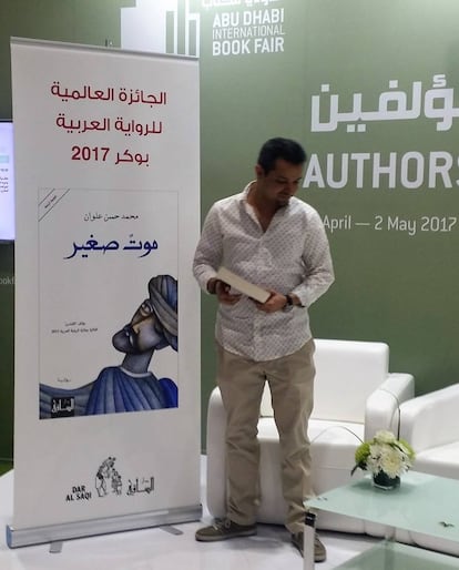 Mohammed Alwan, ganador del último IPAF, en la Feria del Libro de Abu Dhabi.