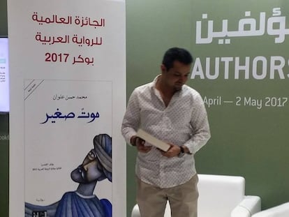 Mohammed Alwan, ganador del último IPAF, en la Feria del Libro de Abu Dhabi.