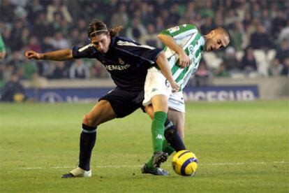 Sergio Ramos (izquierda) trata de quitarle el balón a Dani.