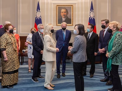 La presidenta de Taiwán, Tsai Ing-wen, conversa con los miembros del Congreso de EE. UU. durante una reunión en la Oficina Presidencial en Taipei (Taiwán), el 15 de agosto de 2022.