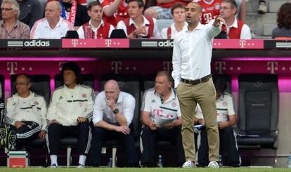 Guardiola da instrucciones a sus jugadores en el amistoso contra el Barcelona.