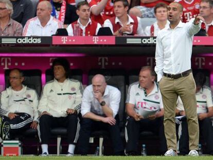 Guardiola da instrucciones a sus jugadores en el amistoso contra el Barcelona.