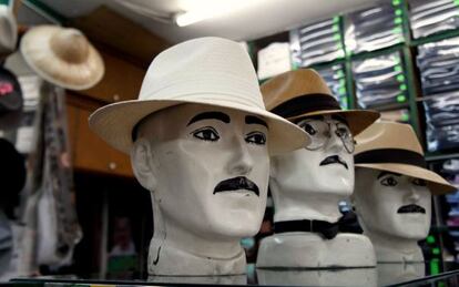 Modelos a la venta en la sombrerería San Miguel, en el centro de Bogotá (Colombia).