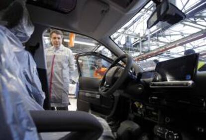 Fotografía facilitada por la Comunidad de Madrid de su presidente, Ignacio González, durante la visita que ha realizado hoy a la planta del Grupo PSA Peugeot Citröen en Villaverde.