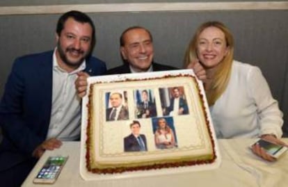 Matteo Salvini, Silvio Berlusconi y Giorgia Meloni, durante la campaña de las elecciones en Sicilia.