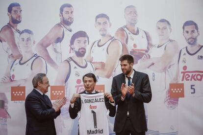 El presidente del Madrid, Florentino Pérez (i), y el capitán, Felipe Reyes (d), entregan una camiseta al presidente de la Comunidad, Ignacio González (c).