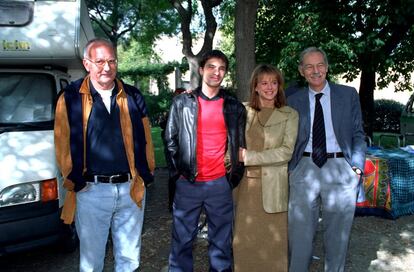Desde la izquierda, Mario Camus, los actores Emma Suárez y Olivier Martínez, y el escritor Eduardo Mendoza, durante el rodaje de la película 'La ciudad de los prodigios', en 1998.
