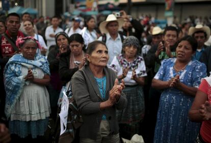 Católicos llegan en masa a la plaza del Salvador del Mundo, en San Salvador, para participar en la ceremonia de beatificación de Óscar Romero en San Salvador este sábado, 23 de mayo de 2015.