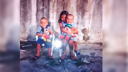 Aline Nogueira dos Santos, junto a sus hermanos, de niños. Los tres fueron criados por su abuela, viuda, en Río de Janeiro.