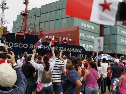 Panameños observan el buque Cosco Shipping Panamá durante el tránsito inaugural por la esclusa de Agua Clara en el Canal de Panamá Ampliado, el domingo.