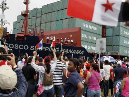 Paname&ntilde;os observan el buque Cosco Shipping Panam&aacute; durante el tr&aacute;nsito inaugural por la esclusa de Agua Clara en el Canal de Panam&aacute; Ampliado, el domingo.