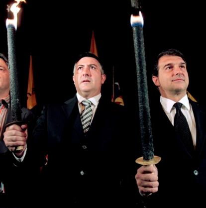 El presidente del FC Barcelona Joan Laporta, acompañado del presidente de Esquerra Republicana de Cataluña de ERC Joan Puigcercós, durante la tradicional marcha de antorchas que cada madrugada del 15 de octubre organiza ERC en el Castillo de Montjuic para recordar al ex presidente de la Generalitat republicana Lluís Companys fusilado en ese lugar hace 69 años.