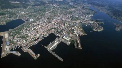 Imagen a&eacute;rea de Ferrol, con la ensenada de A Malata a la izquierda, donde se construir&aacute; el viaducto para el tren. 