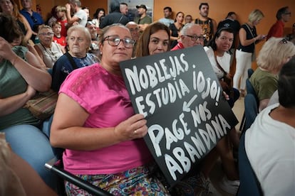 Vecinos de Noblejas el pasado viernes en el Salón de Plenos del Ayuntamiento, en una imagen cedida
