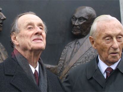 Phillipe de Gaulle (izquierda), hijo de Charles de Gaulle, y Max Adenauer, hijo de Konrad Adenauer, ayer en Berlín.