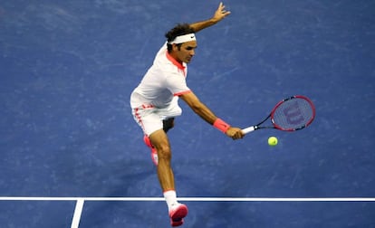 Federer devuelve una bola contra Wawrinka.