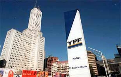 Una gasolinera de la empresa argentina YPF, fusionada con la firma espa?ola Repsol, en Buenos Aires.