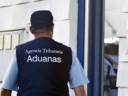Un agente del Servicio de Aduanas entra en la sede del Grupo Vendex en Santiago.