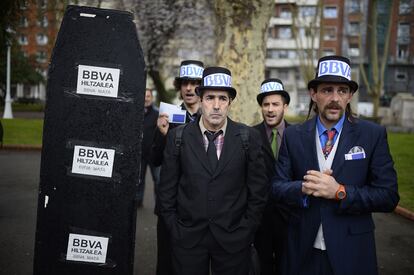 Protesta al inicio de la Junta General de Accionistas del BBVA en el Palacio Euskalduna de Bilbao (España).