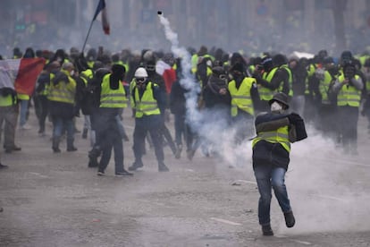 Manifestante devolve bomba de gás em Paris.