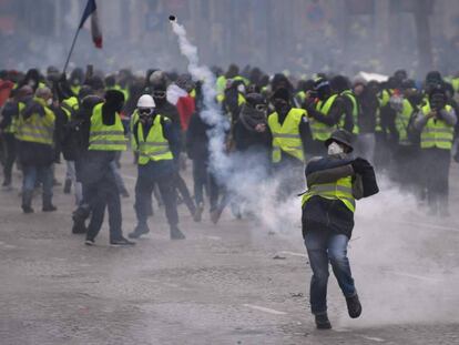 Manifestante devolve bomba de gás em Paris.